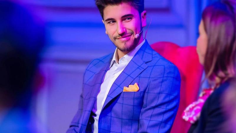 Sebastian Dobrincu îmbrăcat cu un costum albastru în carouri