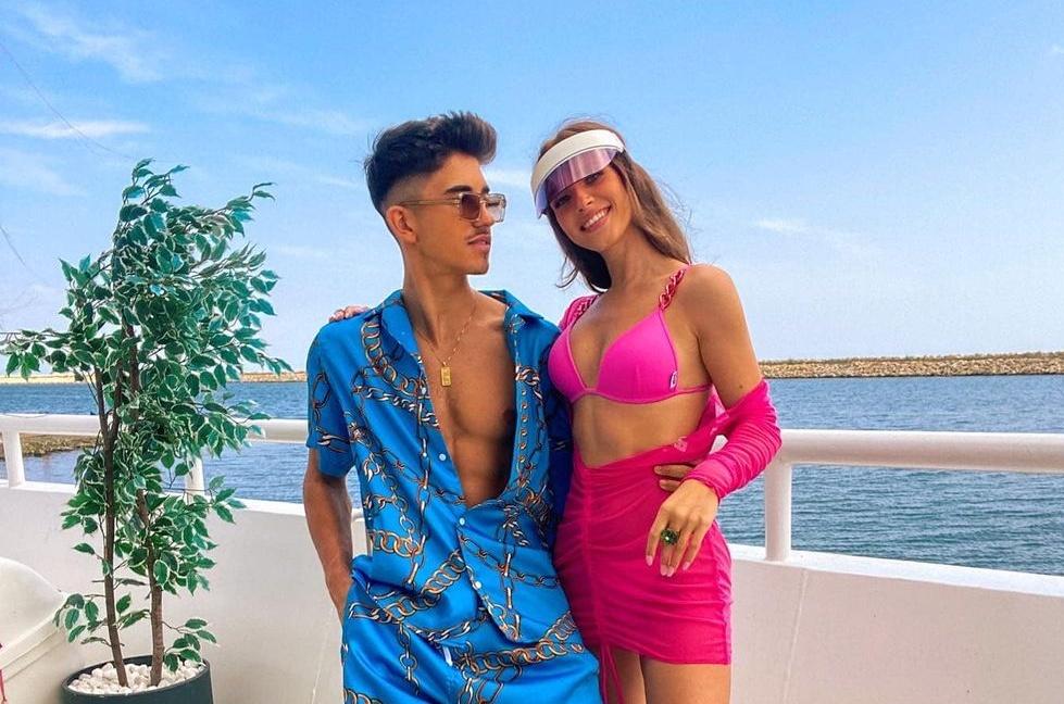 Sebastian Dobrincu alături de Ioana Ignat, îmbrăcați de plajă