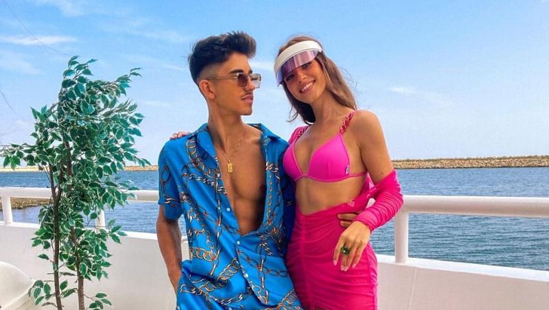 Sebastian Dobrincu alături de Ioana Ignat, îmbrăcați de plajă