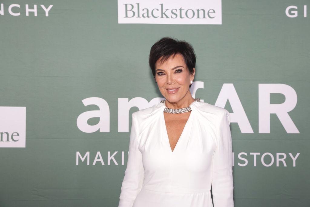 Kris Jenner îmbrăcată cu o rochie albă elegantă