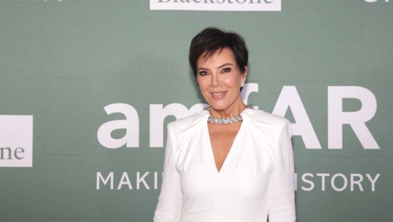 Kris Jenner îmbrăcată cu o rochie albă elegantă