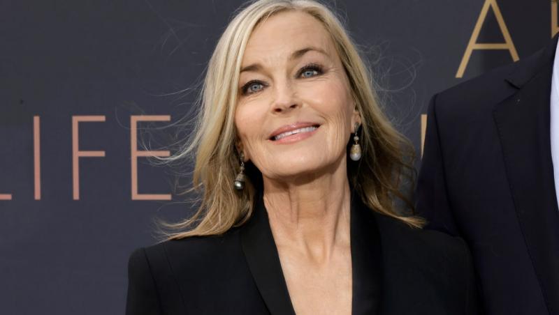 Bo Derek îmbrăcată cu un sacou negru elegant