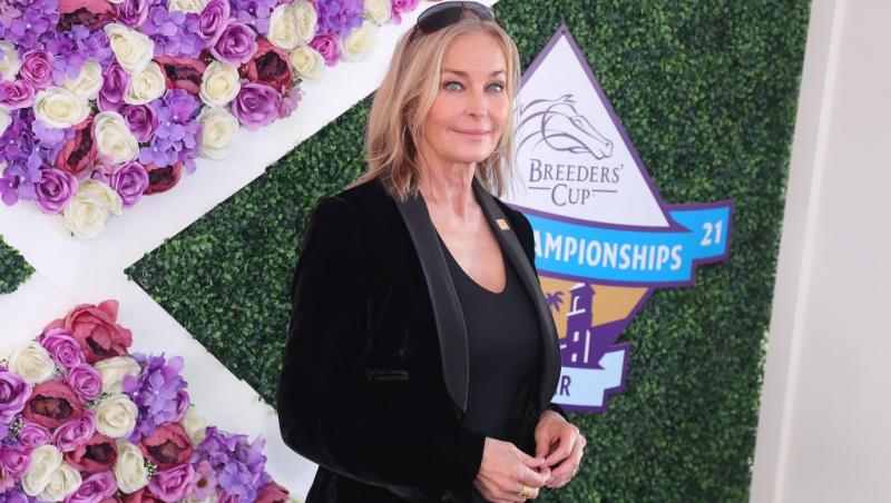 Bo Derek îmbrăcată cu un sacou negru, peste o bluză neagră