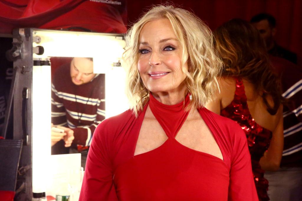 Bo Derek îmbrăcată cu o rochie roșie mulată