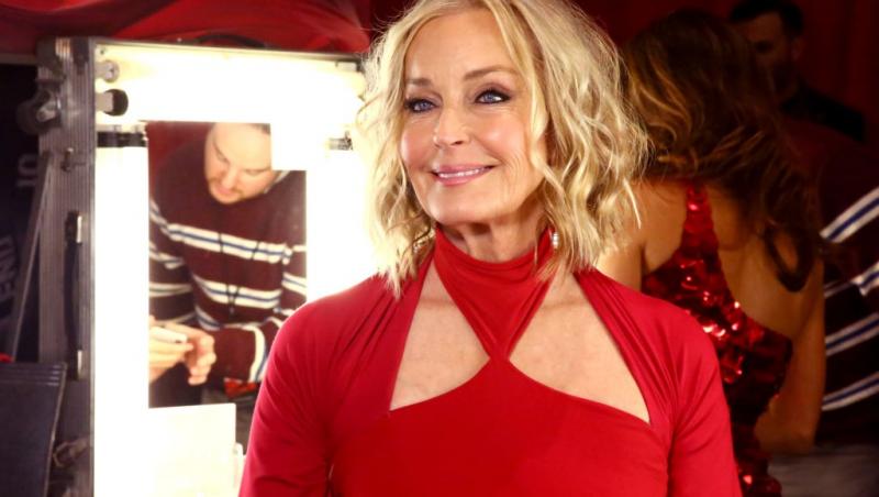 Bo Derek îmbrăcată cu o rochie roșie mulată