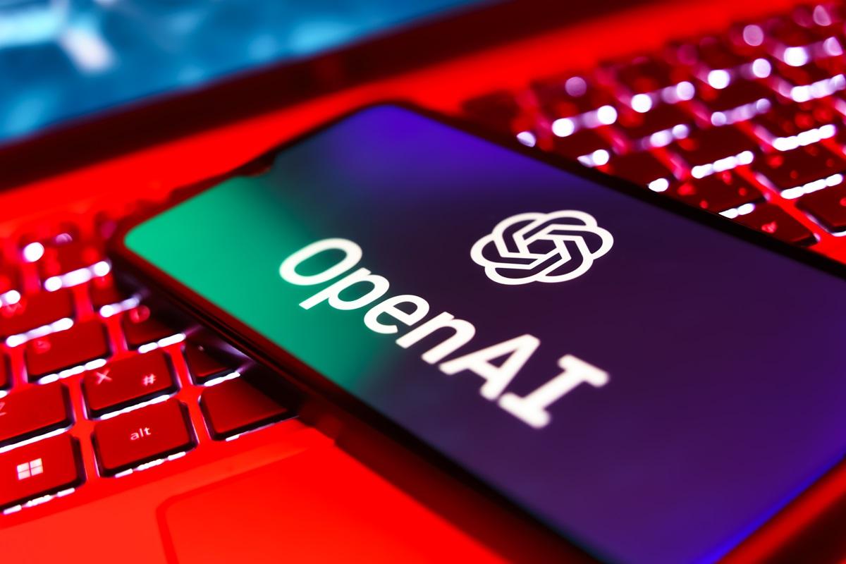 CEO-ul OpenAI vrea să livreze 100 de milioane de dispozitive care vor urmări utilizatorii. Cum vrea să îi convingă să le poarte