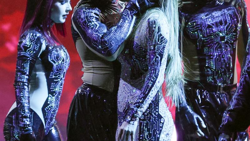 Jennifer Lopez, sărut pasional pe scenă la American Music Awards 2025. Cu cine s-a sărutat cântăreața în timpul unui dans