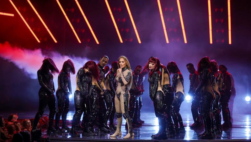Jennifer Lopez, sărut pasional pe scenă la American Music Awards 2025. Cu cine s-a sărutat cântăreața în timpul unui dans