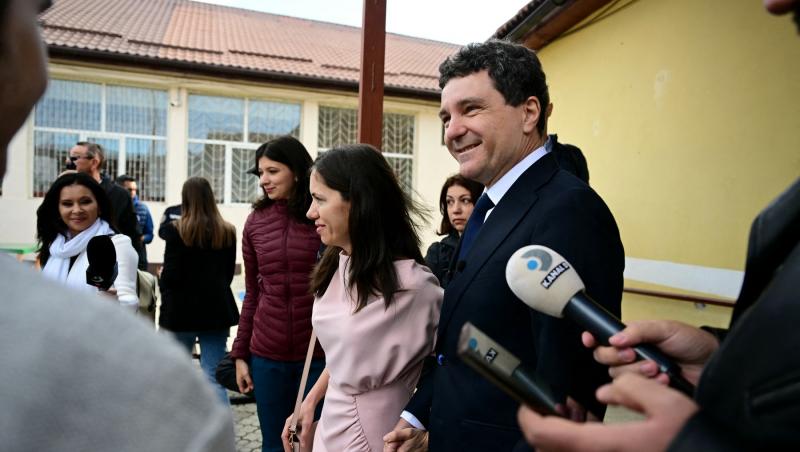 Cât costă să te tunzi la frizerul președintelui Nicușor Dan. Ce servicii include o ședință de o oră și jumătate