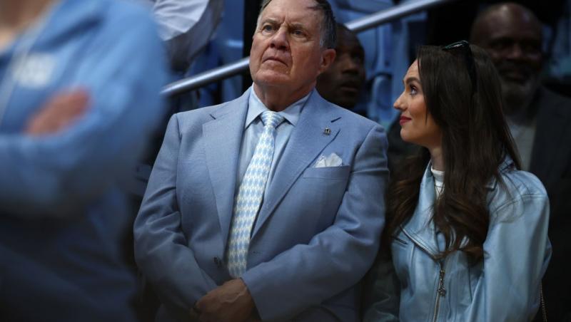 Bill Belichick alături de Jordon Hudson, ambii îmbrăcați în bleu