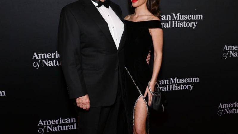 Bill Belichick alături de Jordon Hudson, ambii îmbrăcați în ținute negre elegante