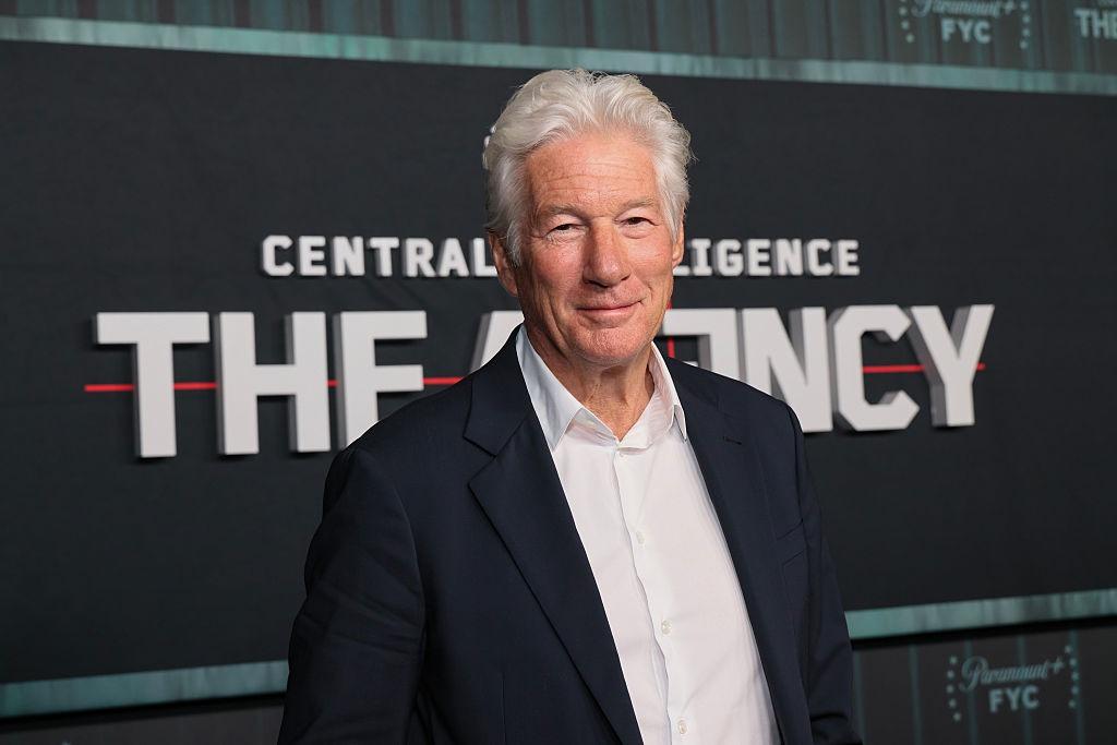 Richard Gere îmbrăcat cu un costum negru peste o cămașă albă