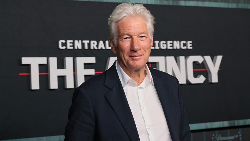 Richard Gere îmbrăcat cu un costum negru peste o cămașă albă