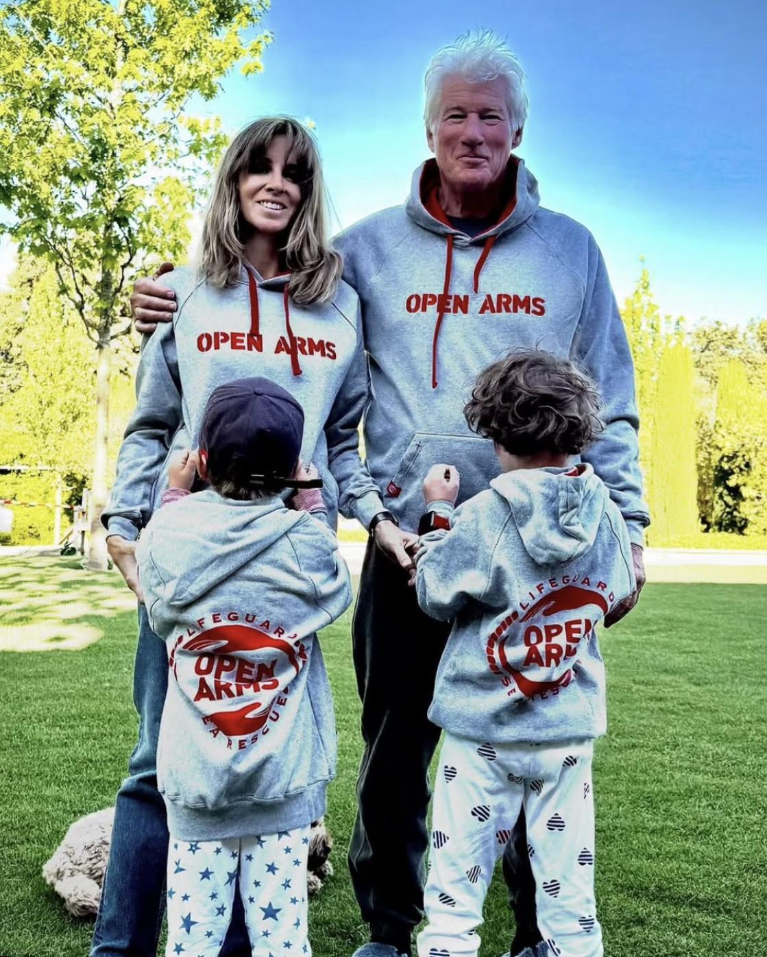 Richard Gere împreună cu soția și copiii lui îmbrăcați în ținute lejere de culoare gri