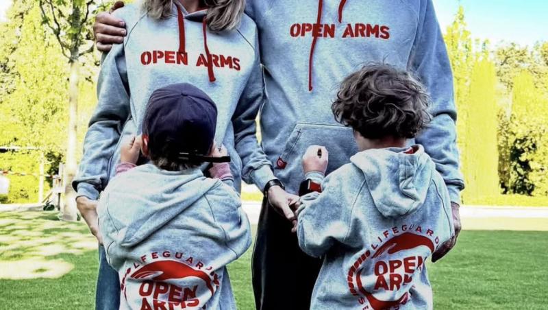 Richard Gere împreună cu soția și copiii lui îmbrăcați în ținute lejere de culoare gri