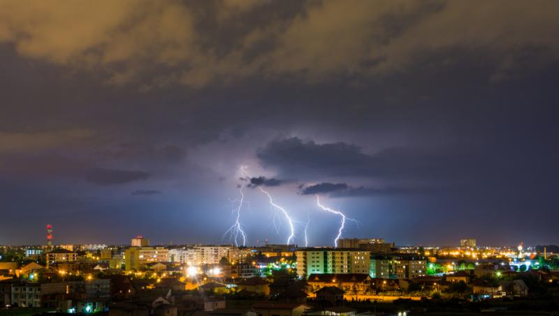 Cum arată harta României, „desenată” de un fulger. Fenomenul spectaculos apărut pe cer în timpul furtunilor recente