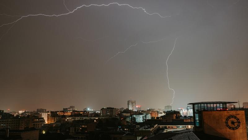 Cum arată harta României, „desenată” de un fulger. Fenomenul spectaculos apărut pe cer în timpul furtunilor recente