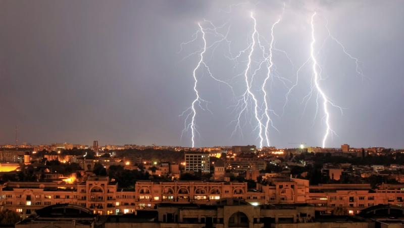 Cum arată harta României, „desenată” de un fulger. Fenomenul spectaculos apărut pe cer în timpul furtunilor recente