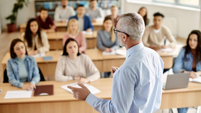 profesor în fața amfiteatrului