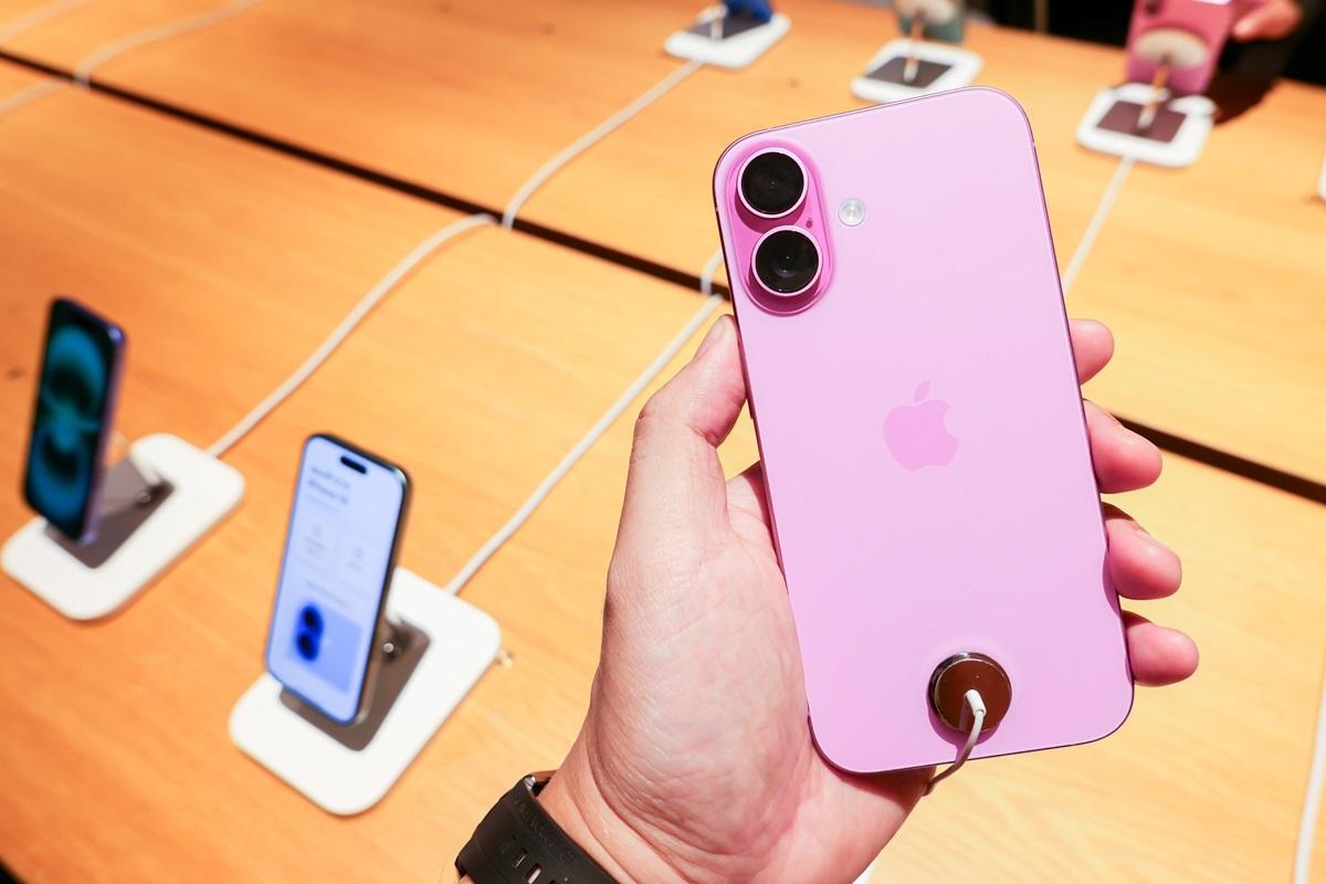 Ce cameră surprinzătoare ar avea viitorul iPhone, potrivit zvonurilor. Samsung Galaxy S25 deja a integrat-o