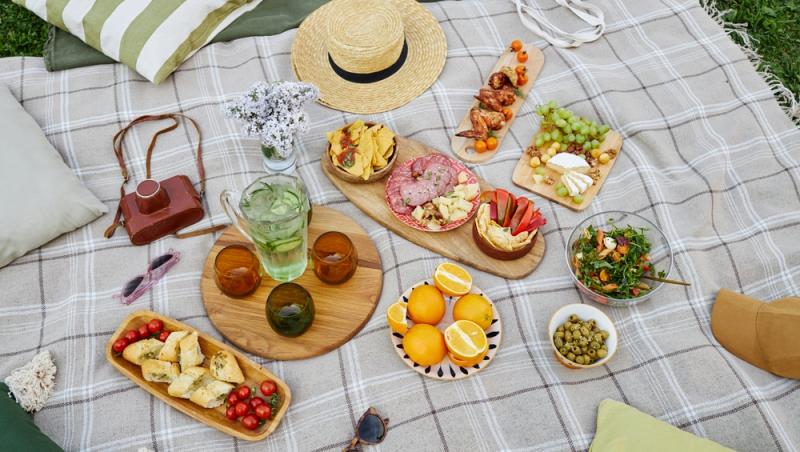 pătură de picnic cu boluri de mâncare deasupra