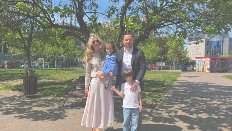 Stelian Bujdoveanu alături de soția lui și cei doi copii ai lor