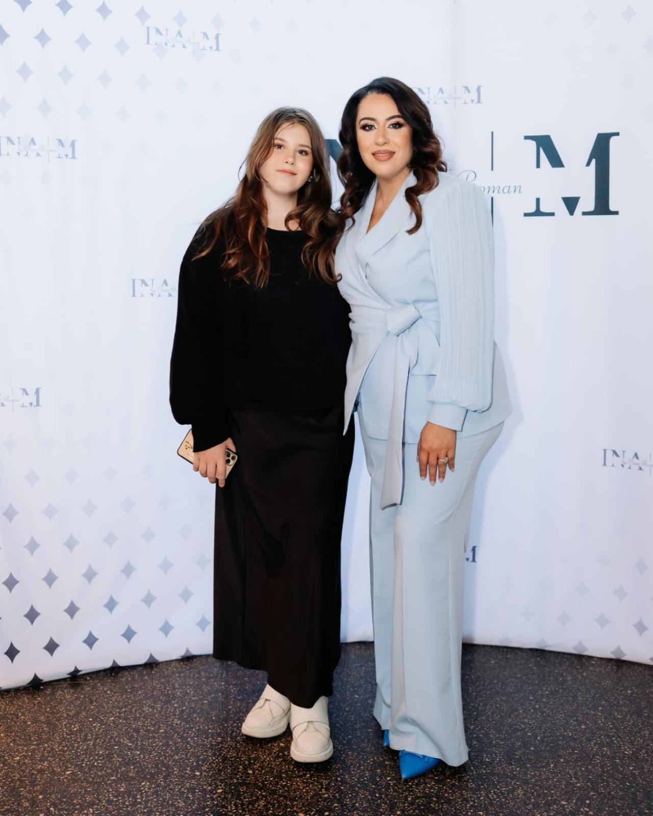 Oana Roman alături de fiica ei, ambele îmbrăcate în ținute elegante