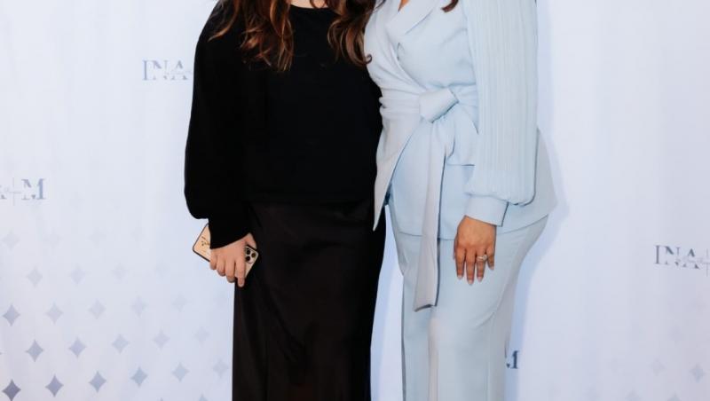 Oana Roman alături de fiica ei, ambele îmbrăcate în ținute elegante
