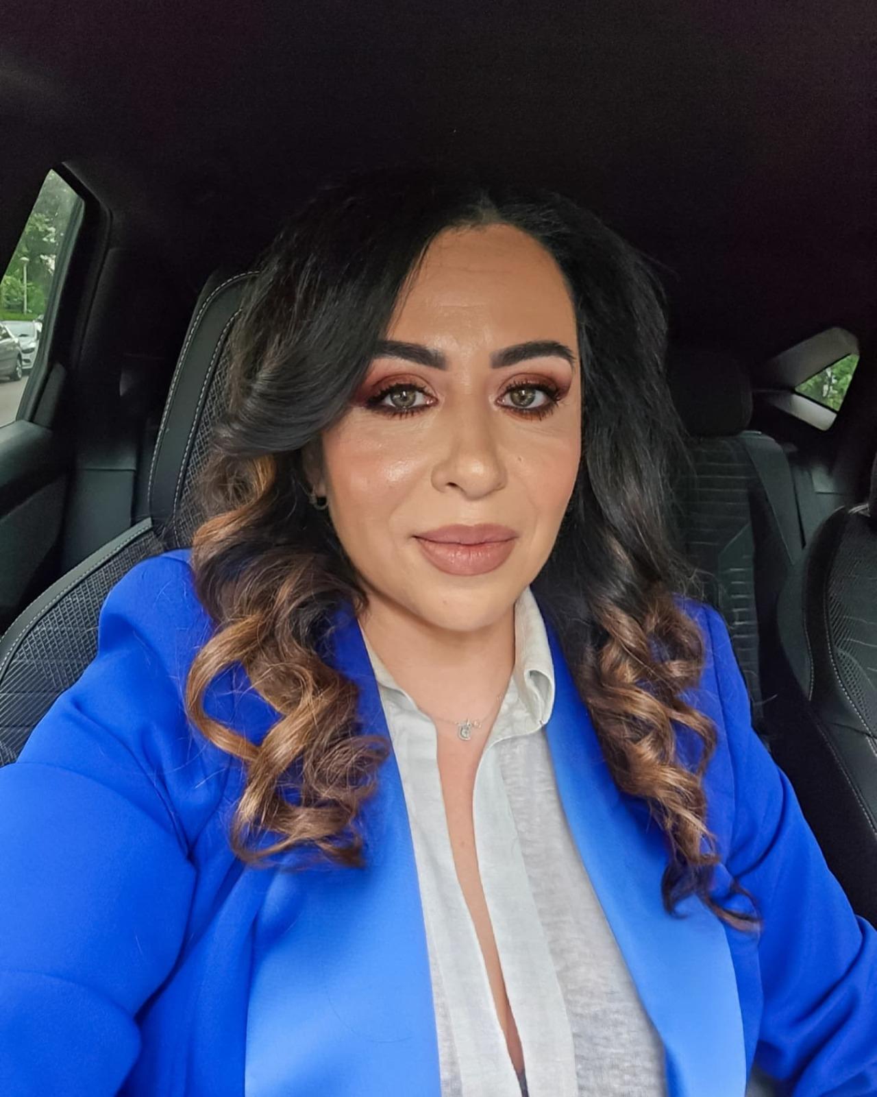 Oana Roman îmbrăcată cu un sacou albastru