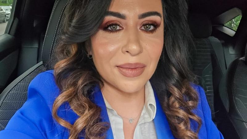 Oana Roman îmbrăcată cu un sacou albastru