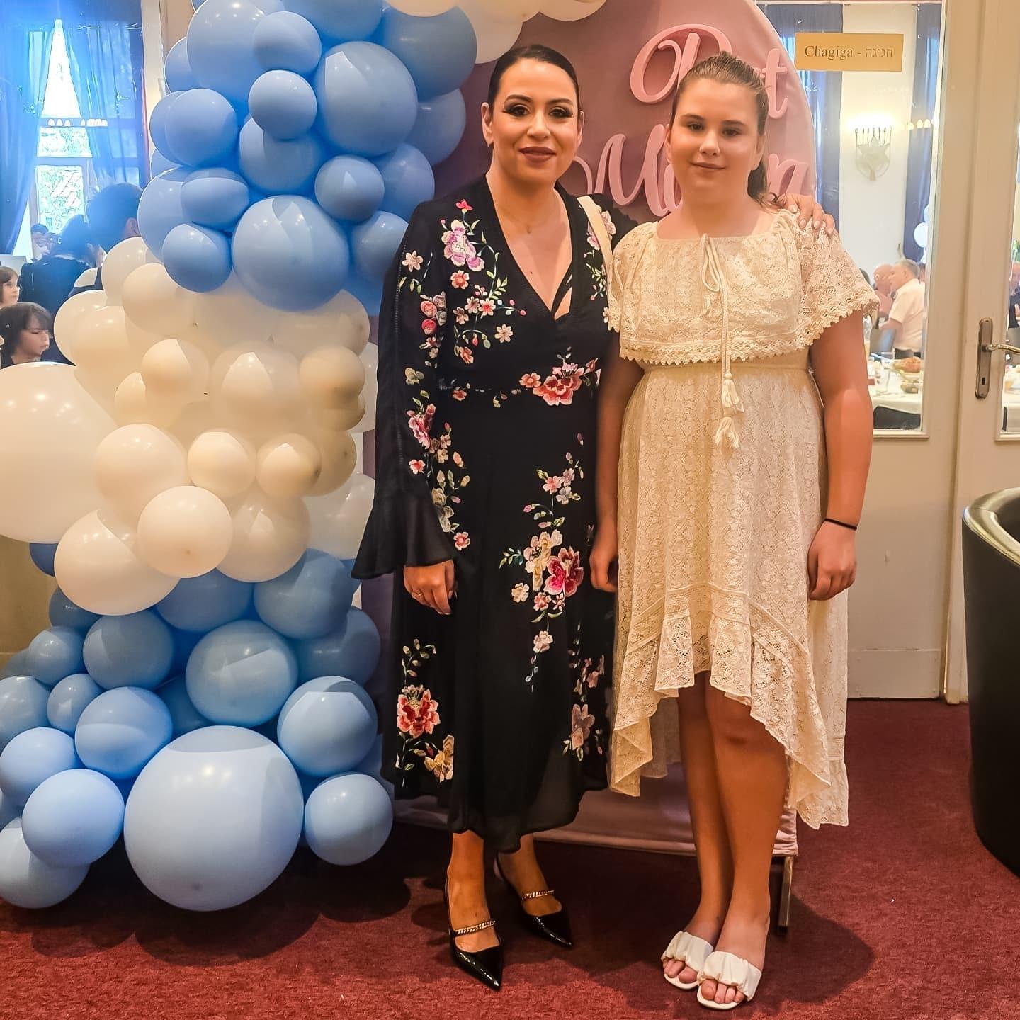 Oana Roman alături de fiica ei, ambele îmbrăcate în rochii elegante