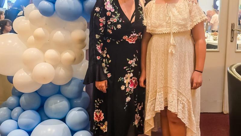 Oana Roman alături de fiica ei, ambele îmbrăcate în rochii elegante