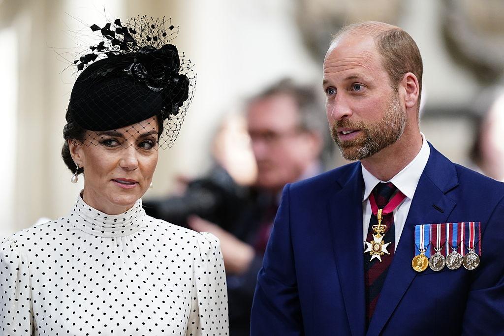 Prințesa Kate îmbrăcată într-o rochie albă cu buline negre, alături de Prințul William