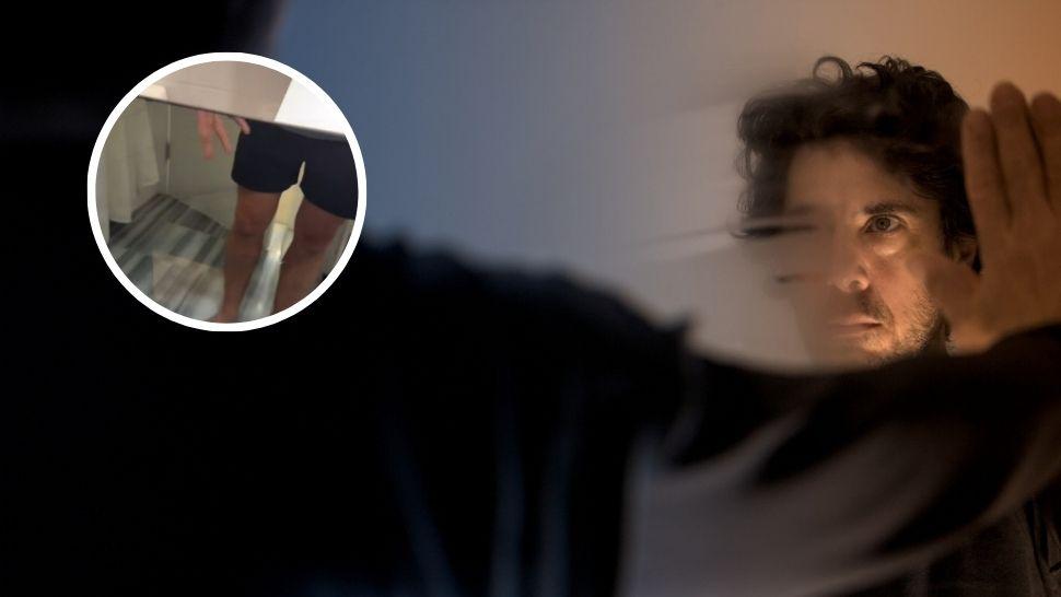 colaj bărbat care se privește în oglinda din baie și bărbat în fața oglinzii din baie dată jos de pe perete