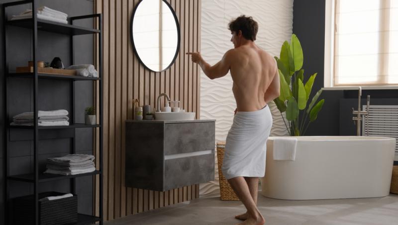 A dat oglinda jos de pe peretele din baie și nu i-a venit să creadă ce se afla în spatele ei. Descoperirea l-a lăsat fără cuvinte