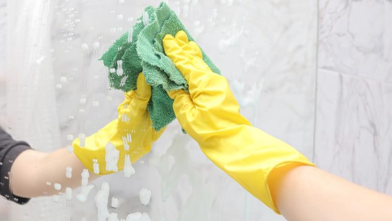 A dat oglinda jos de pe peretele din baie și nu i-a venit să creadă ce se afla în spatele ei. Descoperirea l-a lăsat fără cuvinte