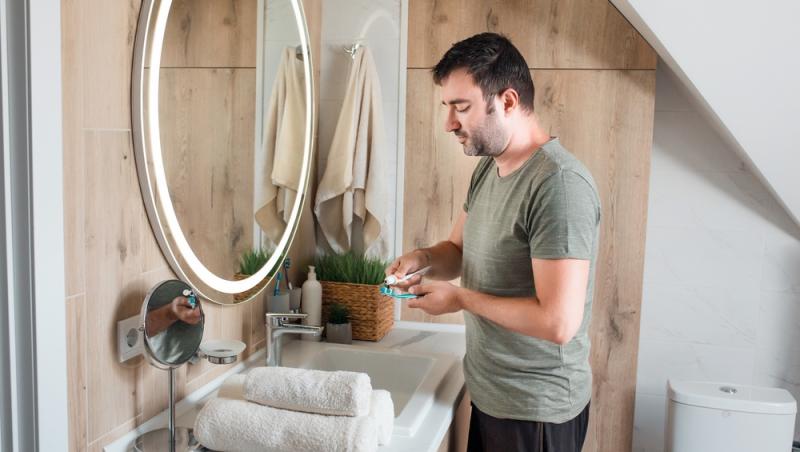 A dat oglinda jos de pe peretele din baie și nu i-a venit să creadă ce se afla în spatele ei. Descoperirea l-a lăsat fără cuvinte