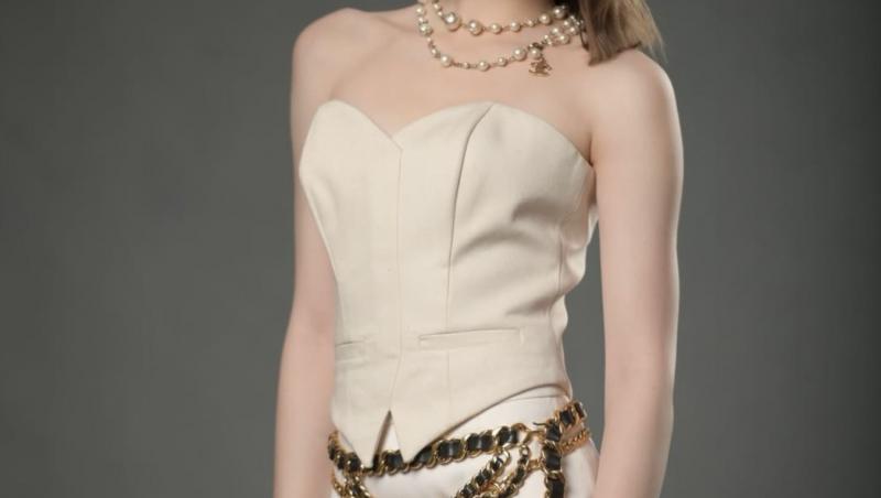 Irina Columbeanu îmbrăcată cu ținută bej, casual