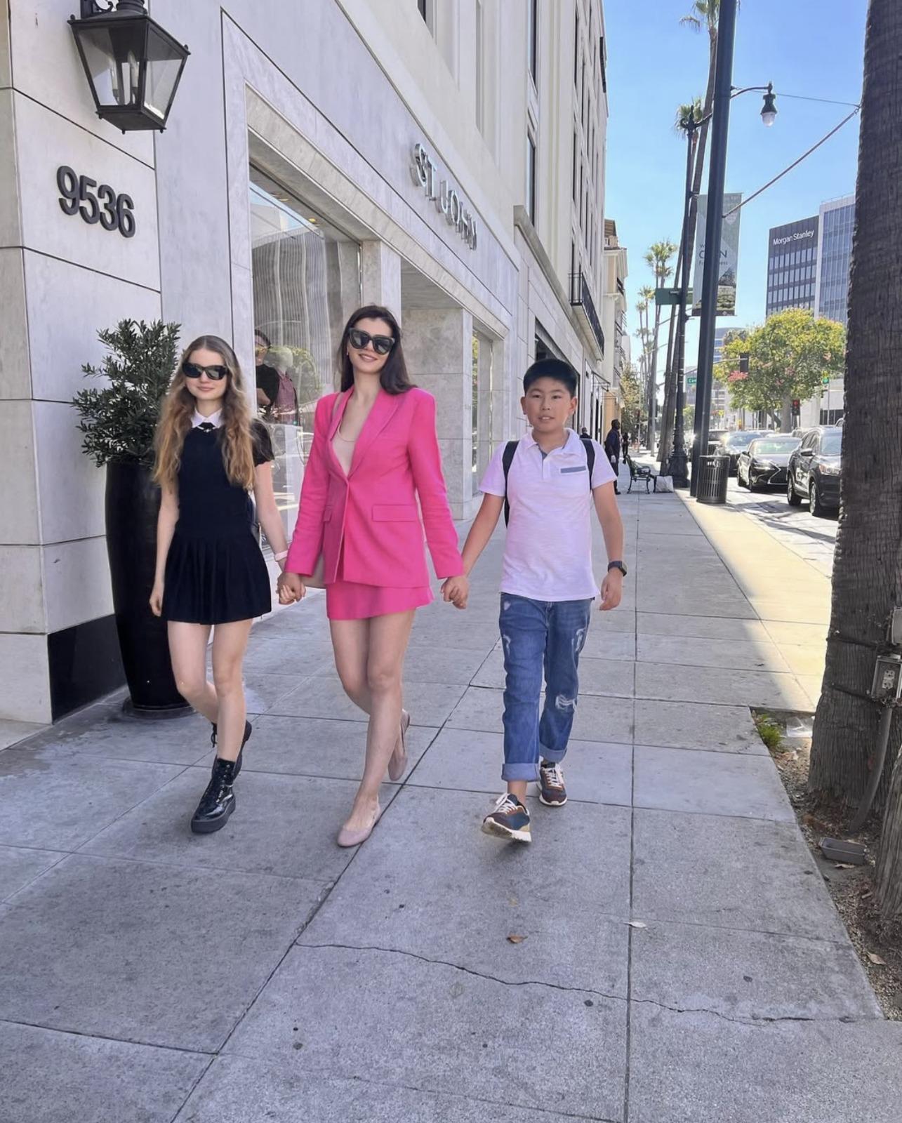 Monica Gabor mergând pe stradă alături de fiii ei