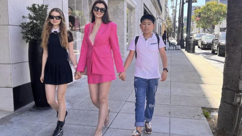 Monica Gabor mergând pe stradă alături de fiii ei