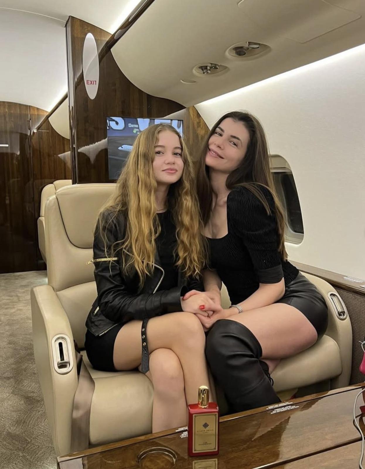 Irina Columbeanu alături de Monica Gabor, ambele îmbrăcate în ținute negre