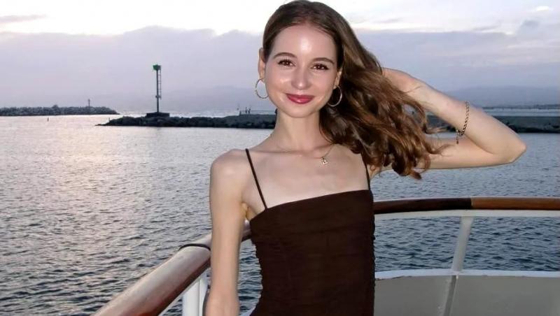 Irina Columbeanu îmbrăcată cu o rochie mulată, fără mâneci