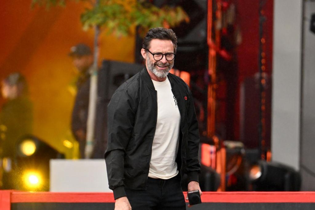 Hugh Jackman îmbrăcat cu o jachetă neagră peste un tricou alb