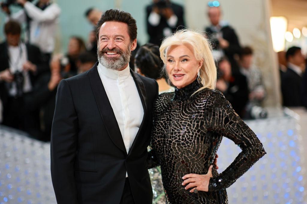 Hugh Jackman alături de Deborra-Lee Furness, ambii îmbrăcați în ținute elegante