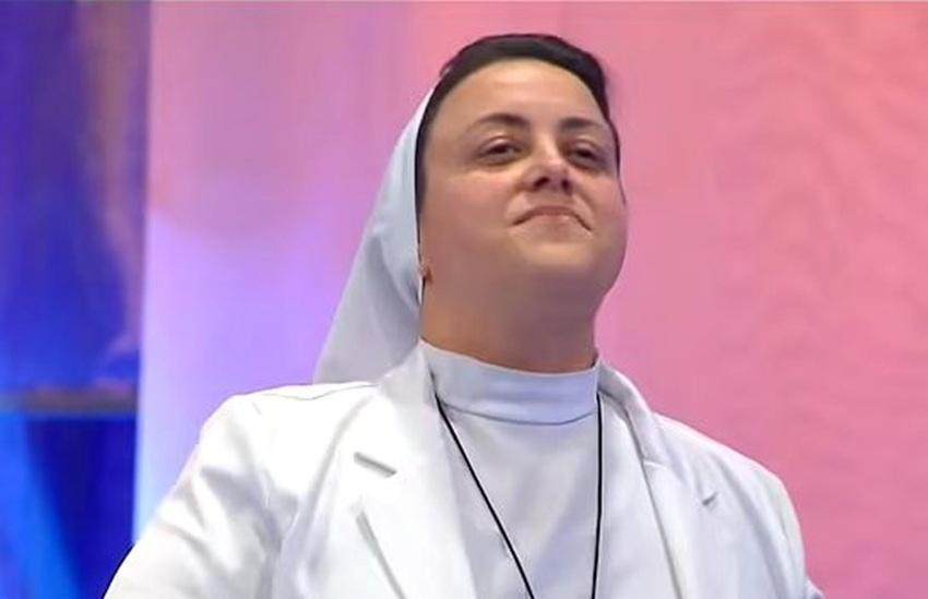 Una dintre călugărițele prezente la postul de televiziune