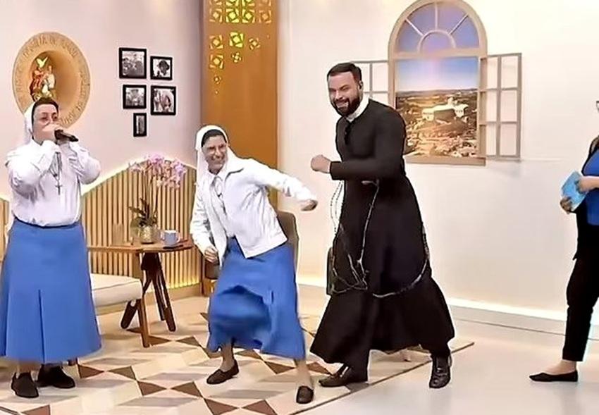 Cele două călugărițe cântând și dansând la postul de televiziune catolic alături de diaconul Giovane Basto