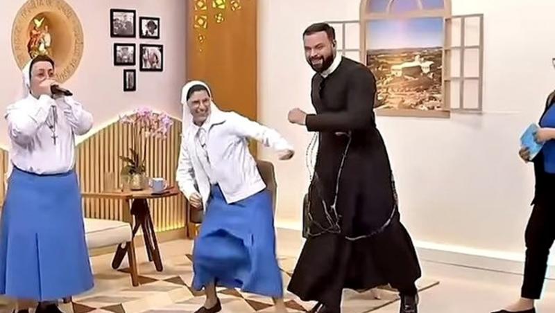 Cele două călugărițe cântând și dansând la postul de televiziune catolic alături de diaconul Giovane Basto