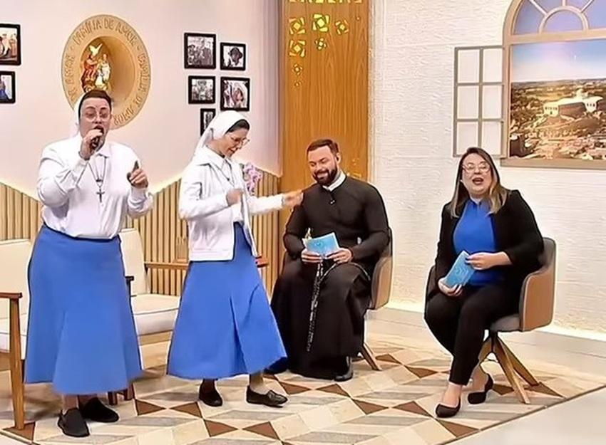 Cele două călugărițe cântând și dansând la postul de televiziune catolic