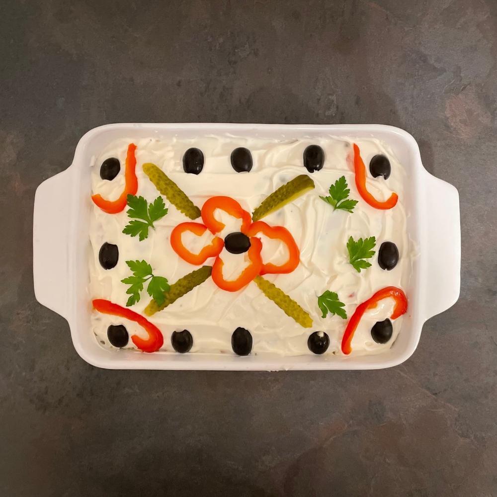 Salata de boeuf pe un platou dreptunghiular alb