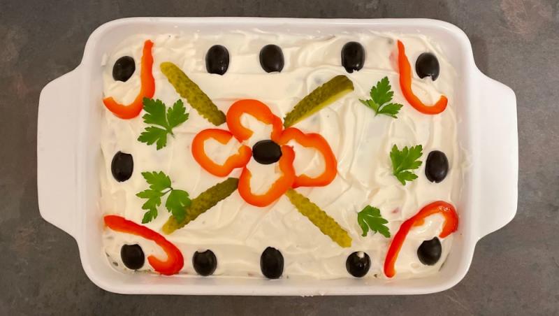 Salata de boeuf pe un platou dreptunghiular alb